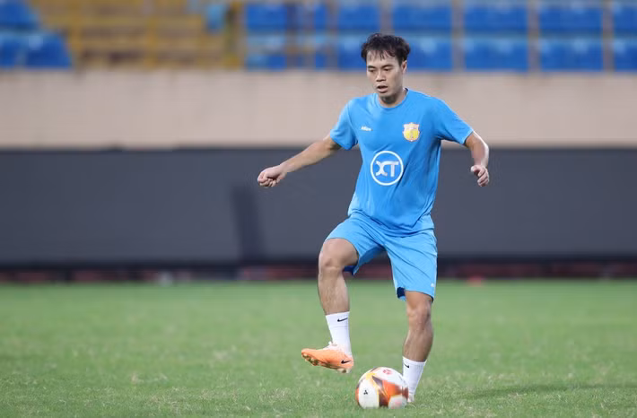 Ước tính, mỗi tháng nam cầu thủ bỏ túi khoảng 517 triệu đồng, chưa kể các khoản thưởng dựa trên thành tích thi đấu của đội trên các mặt trận. Ảnh: Tiền phong