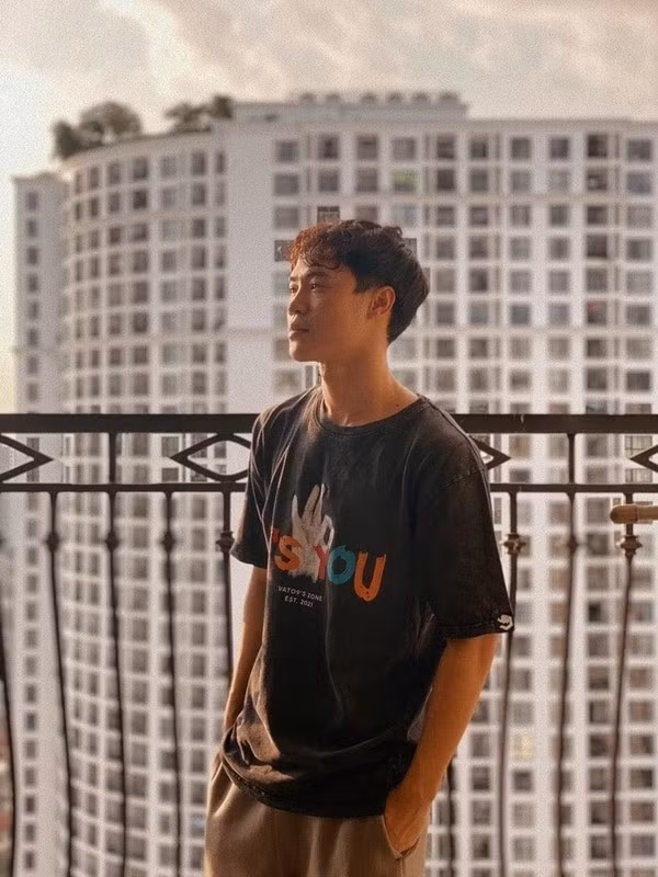 Ngoài thu nhập từ sân cỏ, tiền đạo Văn Toàn còn cho ra mắt thương hiệu thời trang của riêng mình mang tên VATO9. Các mặt hàng thương hiệu VATO9 kinh doanh gồm áo thun, áo hoodie, balo, giày dép, mũ... Ảnh: FBNV