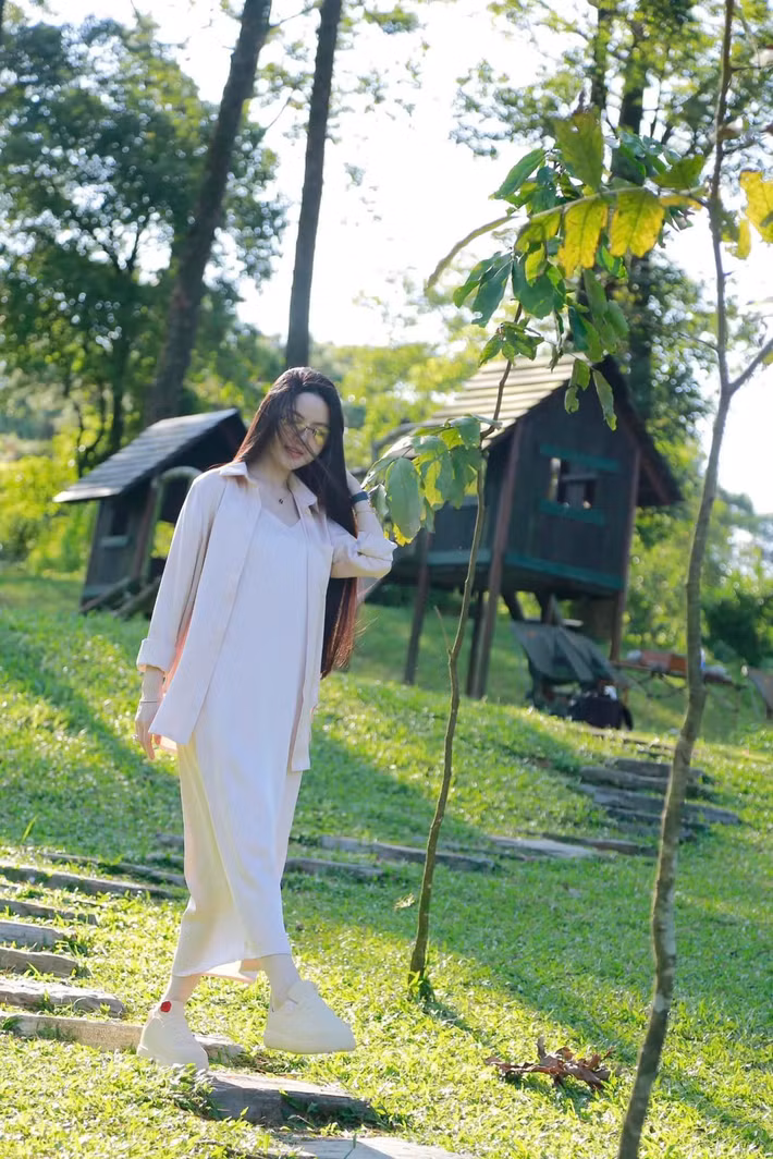 Chu Thanh Huyền - bà xã Quang Hải đang kinh doanh online và được biết đến là nàng WAGS chốt đơn siêu "khủng". Ảnh: FB Chu Thanh Huyền