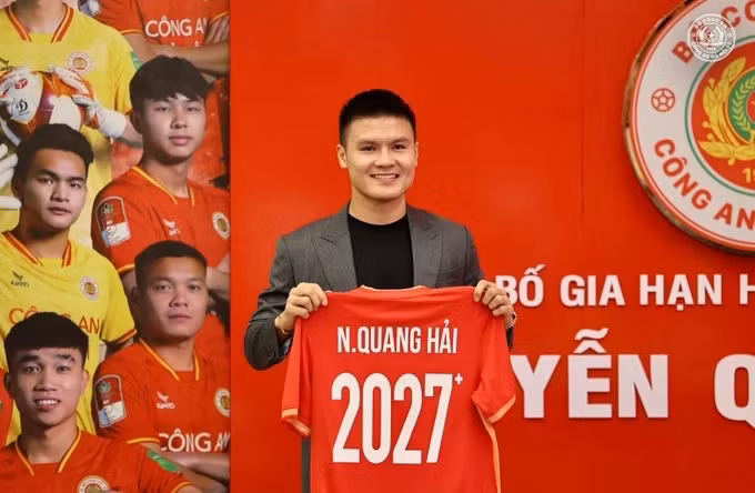 Tháng 7 vừa qua, tiền vệ Quang Hải gia hạn hợp đồng với CLB CAHN. Số tiền lương và lót tay của nam cầu thủ cũng lên đến hàng chục tỷ đồng. Ảnh: SGGP