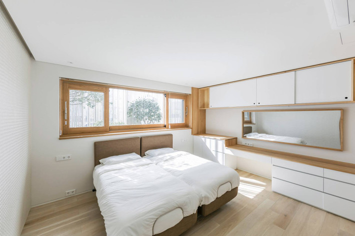 Phòng ngủ đơn giản với gam màu trắng chủ đạo.