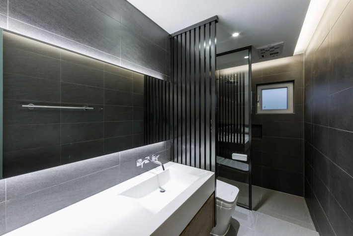 Nội thất hiện đại trong phòng tắm.