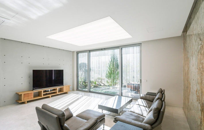 Phòng khách sử dụng cửa trượt bằng kính tạo không gian mở tối đa.