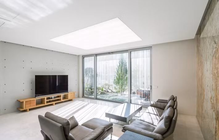 Phòng khách sử dụng cửa trượt bằng kính tạo không gian mở tối đa.