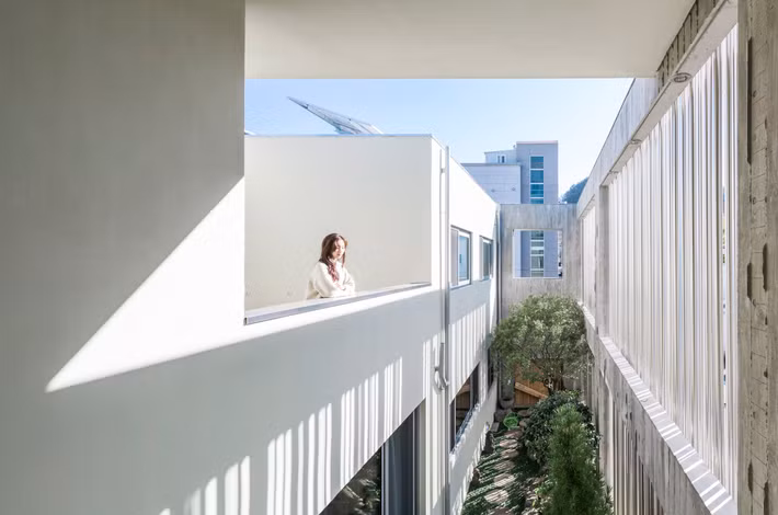 Hướng đến thiết kế mở, nhóm kiến trúc sư sử dụng các ống thép không gỉ nhiều kích cỡ để dựng thành mặt tiền vừa kín vừa hở cho ngôi nhà.