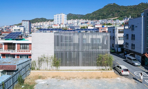 Nằm trong khu vực dân cư đông đúc ở thành phố GimHae (Hàn Quốc), ngôi nhà nổi bật với mặt tiền lưới mưa độc đáo.