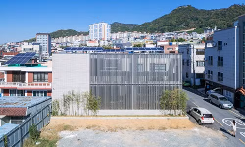 Nằm trong khu vực dân cư đông đúc ở thành phố GimHae (Hàn Quốc), ngôi nhà nổi bật với mặt tiền lưới mưa độc đáo.