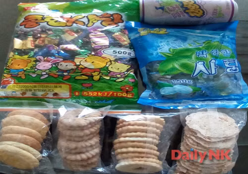 Đồ ăn nhẹ được sản xuất bởi doanh nghiệp ở Triều Tiên. Ảnh: Daily NK.