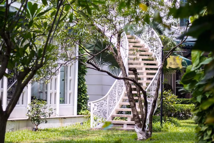 Năm 1996, Metropole được chọn làm thành viên của tập đoàn các khách sạn nổi tiếng thế giới, được Tổng cục Du lịch Việt Nam trao tặng danh hiệu khách sạn 5 sao đầu tiên ở Hà Nội. Nguồn ảnh: Booking.