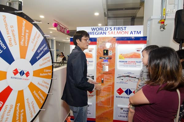 Các giao dịch mua cá hồi tại cây ATM được thanh toán bằng thẻ ghi nợ và thẻ tín dụng. Ảnh: Facebook.