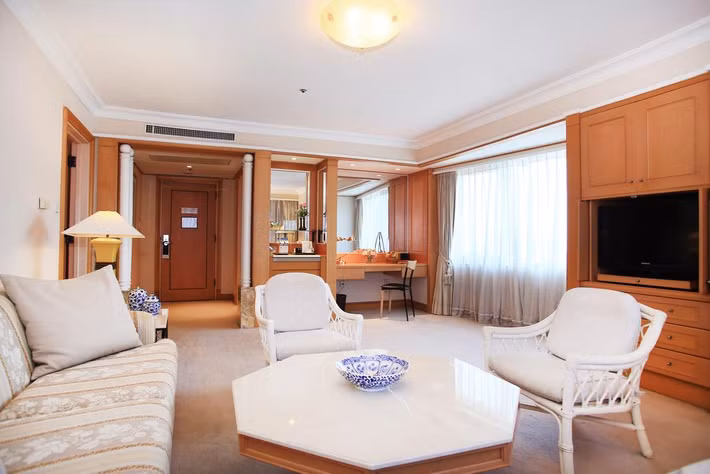 Phòng được chia thành nhiều không gian tiện ích với hai phòng khách, ba phòng ngủ, phòng tắm, phòng bếp, phòng thay đồ riêng...Ảnh: Booking.