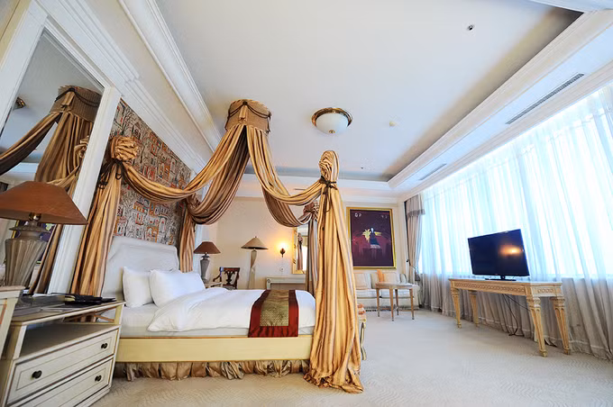Phòng tổng thống trong khách sạn rộng 288m2, có 3 mặt hướng ra 3 phía. Ảnh: Booking.