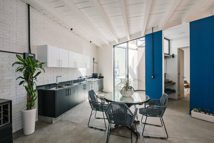 Khu bếp và bàn ăn rộng rãi, ngập ánh sáng.