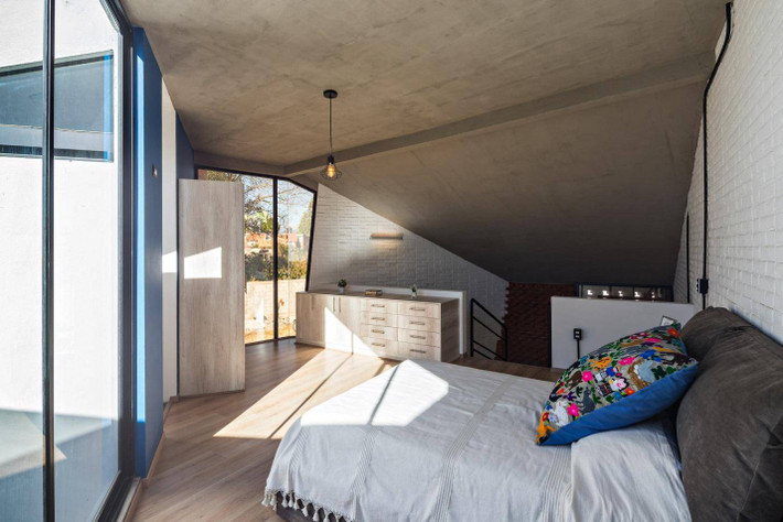 Phòng ngủ chính bố trí trên gác lửng.