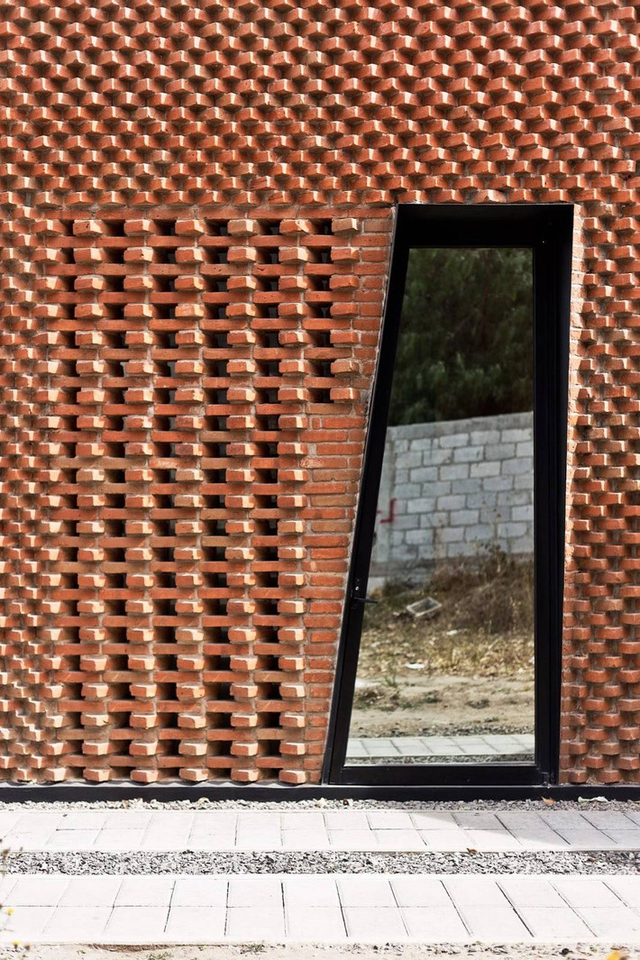 Cánh cửa tráng gương được điều chỉnh phù hợp với dạng hình học của ngôi nhà 2 tầng, mang đến hiệu ứng thú vị.