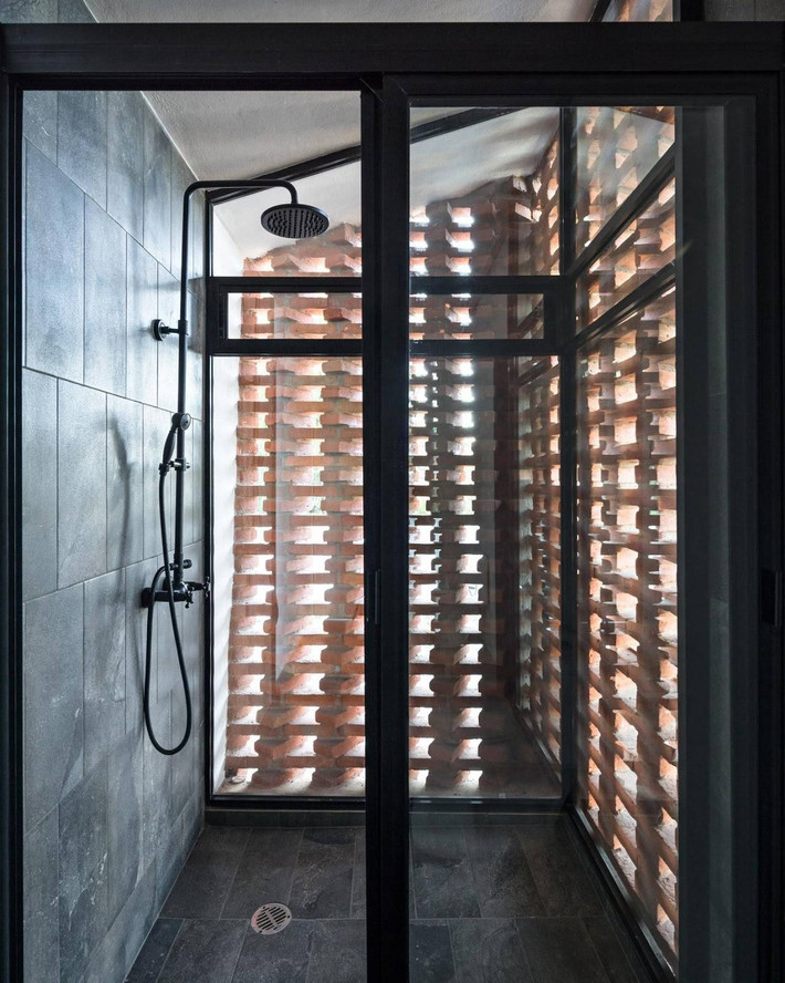 Thông qua những khoảng hở trên tường mà ánh nắng hắt vào bên trong phòng tắm. Nguồn ảnh: Patrick Lopez, Roberto Martínez.