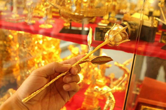 Mỗi bông hồng mạ vàng có giá dao động từ 2 - 4 triệu đồng. Ảnh: VTC.