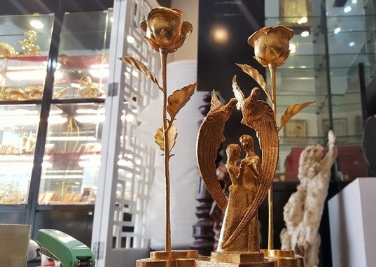Không chỉ hoa hồng mạ vàng, đôi uyên ương dát vàng cũng thu hút khách mỗi dịp Valentine bởi độ xa xỉ của chúng. Ảnh: VTC.