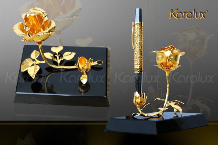 Ngoài ra, các nhà sản xuất còn tung ra thị trường loại hồng mạ vàng “3 in 1” thiết kế cách điệu để tạo ra các tính năng như để cắm bút, để bài trí danh thiếp và trang trí bàn làm việc. Ảnh: Karalux.