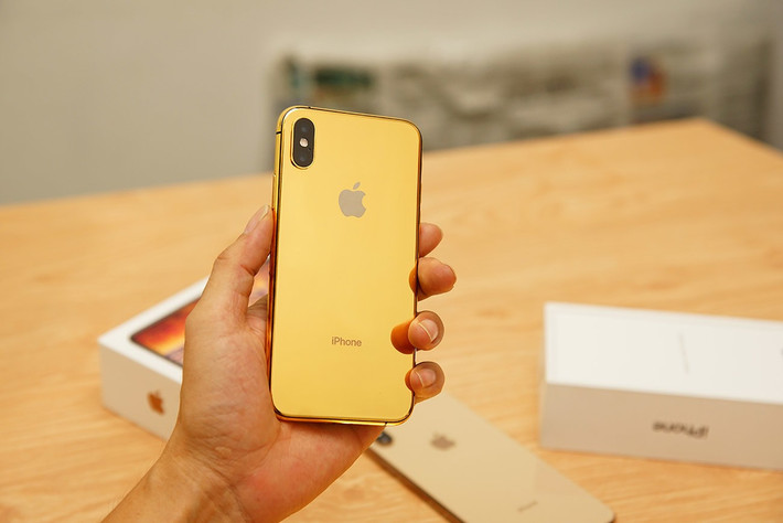 iPhone mạ vàng cũng thường xuyên xuất hiện trên thị trường quà tặng mùa Valentine hàng năm. Ảnh: Quavang.