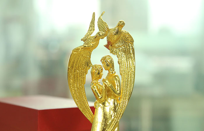 Biểu tượng uyên ương tượng trưng cho tình cảm vợ chồng hài hòa, êm ấm, chung thủy, hạnh phúc. Sản phẩm này có giá từ 3-4 triệu đồng. Ảnh: Karalux.