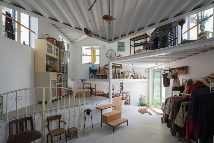 Các món đồ được bày biện ngăn nắp như cửa hàng.