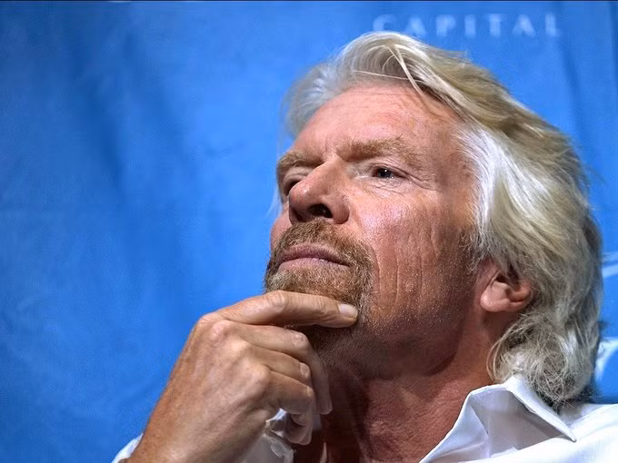 Ông chủ Virgin Group - tỷ phú Richard Branson thức dậy lúc 5h sáng và bắt đầu đọc tin. Ảnh: CNBC.