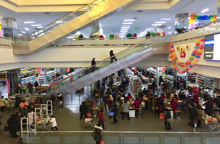 Cũng như mọi cửa hàng khác tại Bình Nhưỡng, khách nước ngoài vào đây chỉ được phép tiêu ngoại tệ như là đôla Mỹ, Euro hay Nhân dân tệ. Ảnh: Youngpioneertours.