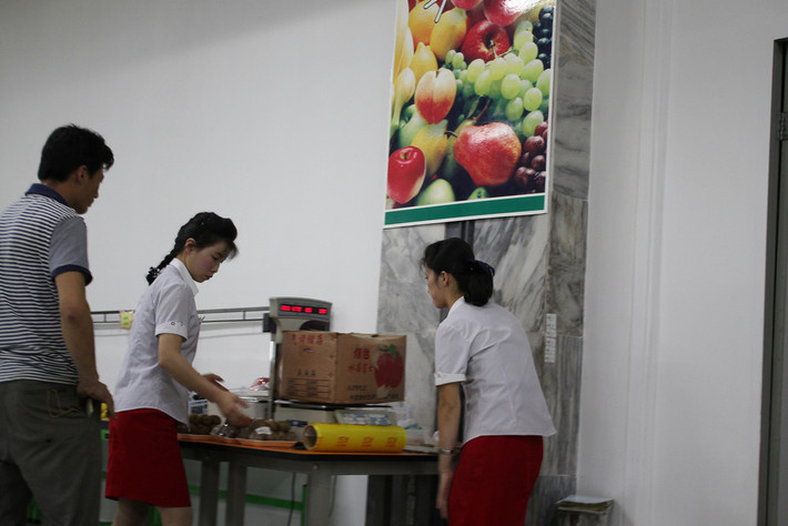 Siêu thị có khoảng 300 nhân viên và đón 600 khách mỗi ngày. Ảnh: Flickr.