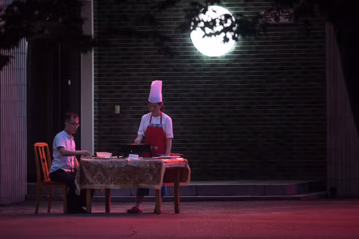 Trong một số trường hợp, con nhà giàu Triều Tiên còn có một bàn ăn riêng bên ngoài nhà hàng.