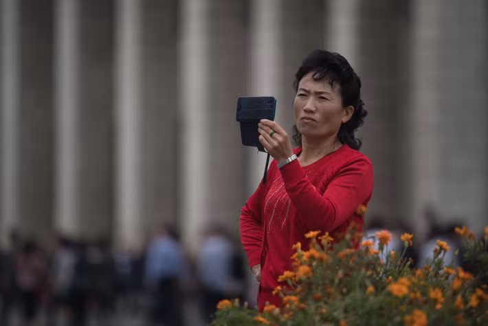 Con nhà giàu ở Bình Nhưỡng cũng rất chuộng smartphone.