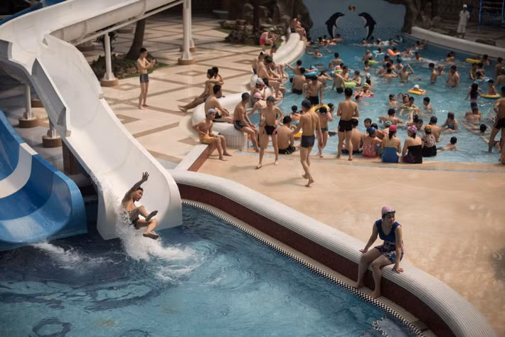 Đi chơi công viên nước là thú vui xa xỉ mà chỉ có 1% người dân Triều Tiên mới có thể làm được.