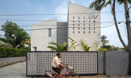 Xây trên mảnh đất 170m2 ở thành phố Kochi (Ấn Độ) cho gia đình 4 người, ngôi nhà Maison Kochi gặp bất lợi do hướng thẳng về phía Tây nắng gắt.