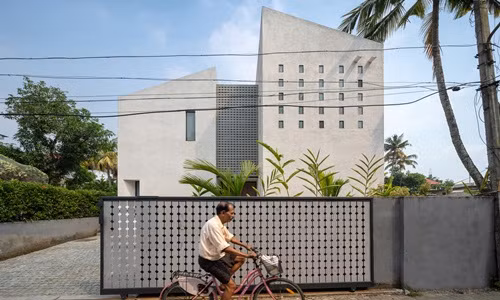 Xây trên mảnh đất 170m2 ở thành phố Kochi (Ấn Độ) cho gia đình 4 người, ngôi nhà Maison Kochi gặp bất lợi do hướng thẳng về phía Tây nắng gắt.