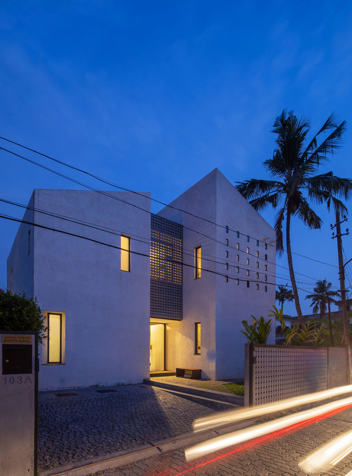 Vì vậy, giải pháp mà kiến trúc sư đưa ra là xoay lại hướng mặt tiền và thiết kế hai khối nhà lệch nhau.