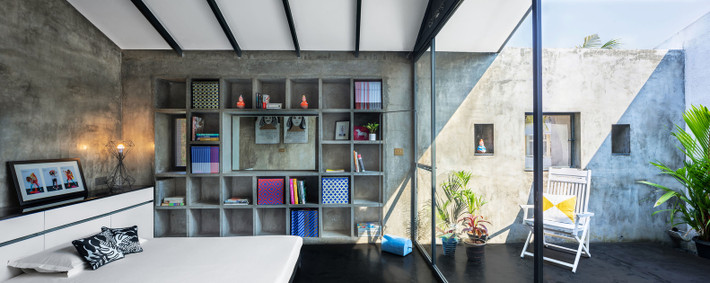 Phòng ngủ thông thoáng, có ban công thư giãn phía trước.