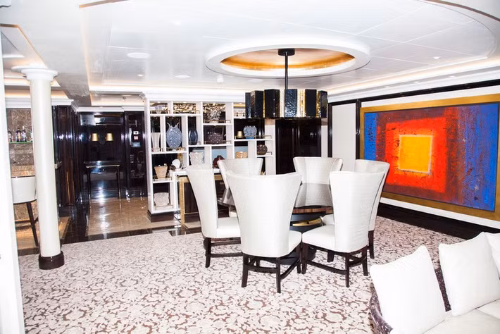 Siêu du thuyền hạng sang rộng hơn 400m2, bao gồm đầy đủ các loại tiện ích xa hoa như xông hơi, spa...