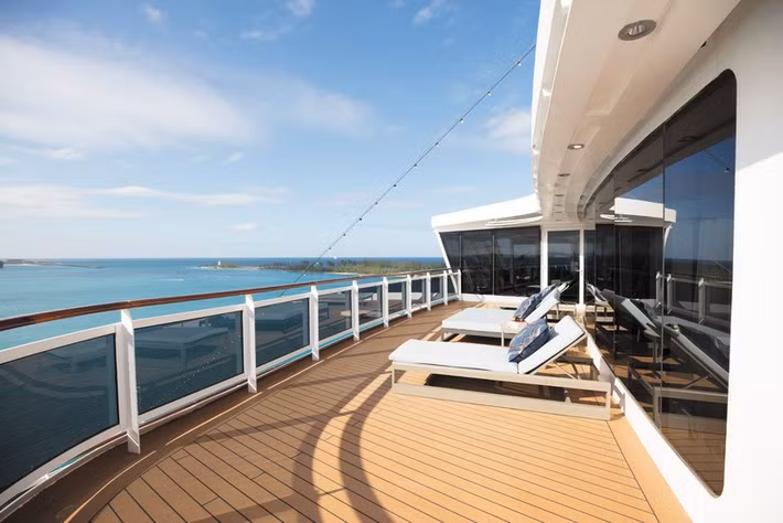 Sân thượng rộng lớn cho du khách ngắm toàn cảnh biển.