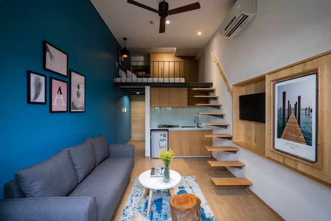 Các tầng ở giữa là căn hộ cho thuê bao gồm gác lửng với khu vệ sinh, bếp phía trước, phòng khách nhỏ gọn bên dưới...