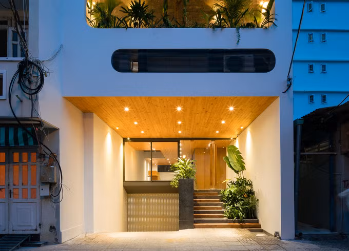 Tầng hầm là khu vực để xe và kỹ thuật. Tầng trệt bố trí sảnh kết hợp dịch vụ tiện ích của tòa nhà.