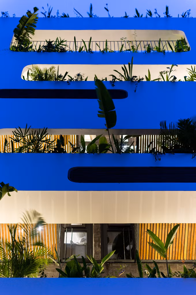 Đặc biệt, hệ thống cây xanh phía mặt tiền vừa tạo tính thẩm mỹ vừa giúp lọc ánh sáng và khói bụi. Ảnh: Quang Dam.