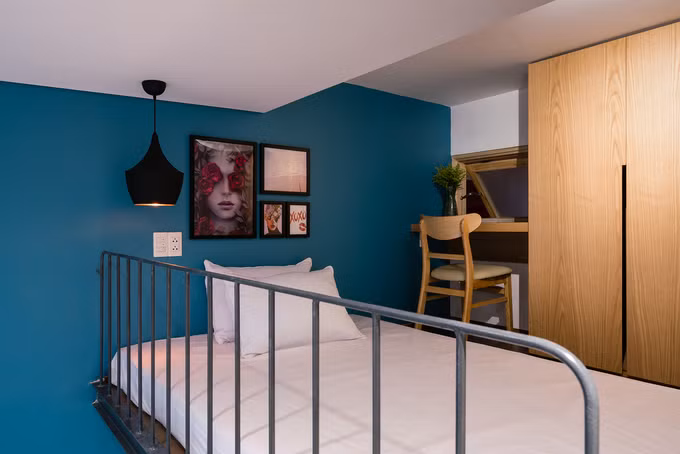 Phòng ngủ kết hợp góc làm việc thiết kế trên gác lửng.