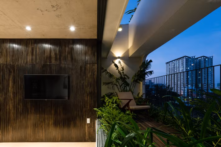 Trong đó, hai tầng trên là penhouse để gia đình ở, các tầng dưới là 12 căn hộ để cho thuê.