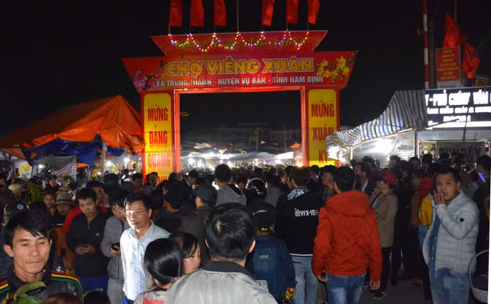 Nổi tiếng là phiên chợ "mua may, bán rủi", chợ Viềng (Vụ Bản, Nam Định) chỉ họp duy nhất một lần vào đêm mùng 7, rạng sáng mùng 8 tháng Giêng. Ảnh: ĐSPL.