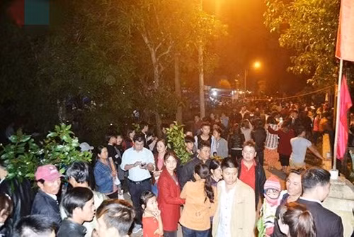 Bất cứ ai đến chợ cũng tìm mua một thứ gì đó để cầu may mắn. Ảnh: VOV.