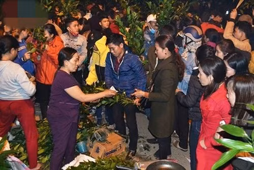 Mặt hàng chính trong phiên chợ là những sản vật từ đồng đất quê hương như lá chè, cành cây phát lộc, cây mía, cau trầu, gói muối, cá chép...Ảnh: VOV.