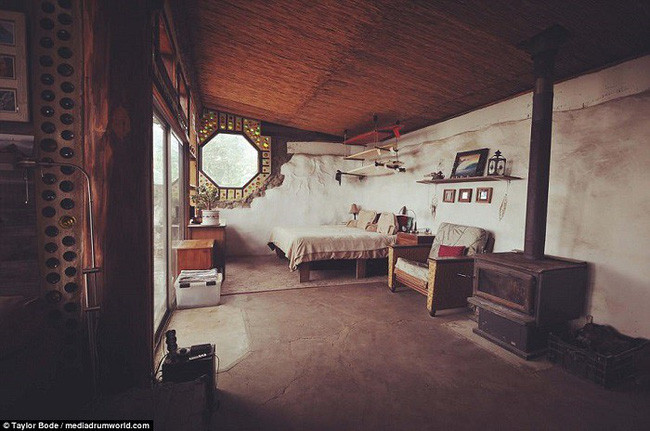 Sàn nhà được làm từ các vật liệu thường thấy ở vùng quê như đất sét, nước, rơm...