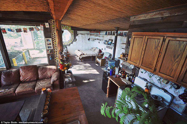 Nội thất trong nhà đơn giản nhưng đáp ứng đủ nhu cầu sinh hoạt tối thiểu.