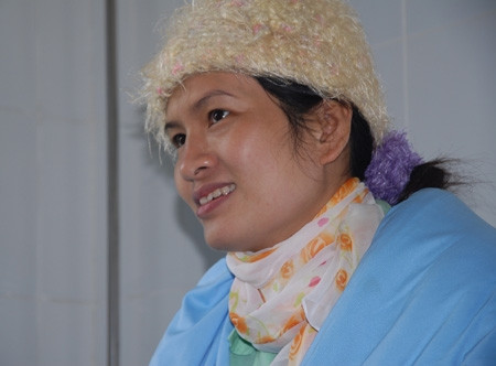 Dù cuộc sống khó khăn nhưng vợ chồng chị Ngọc đi đâu cũng quấn quýt, sống vui vẻ, hòa đồng với anh em đồng nghiệp.