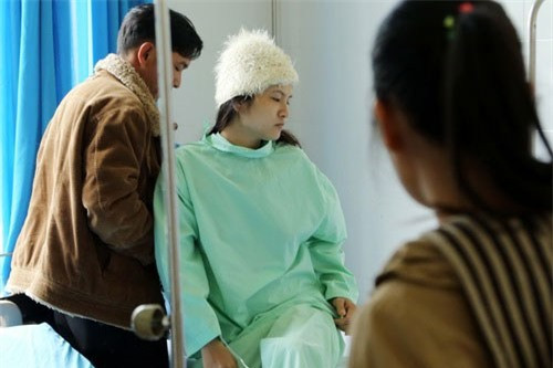 Theo các công nhân làm cùng, thu nhập của vợ chồng chị Ngọc một tháng được khoảng 6 triệu, họ chi tiêu rất tiết kiệm, còn bao nhiều gửi hết về quê cho ông bà nuôi 2 con.